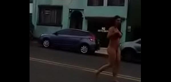  Se desnudan en la calle drogada Costa rrica